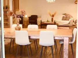 luxueuse villa -Parking- piscine -espace de jeux- avec 6 suites avec SDB