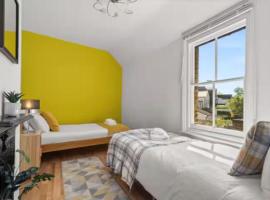 Family Home! FREE Parking, Fast WiFi and Garden，位于泰晤士河畔金斯顿的酒店