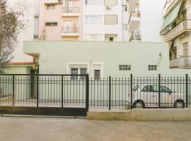 Aroura Homes Garden House 2BR 2BA Free Parking, Hotel in Athen