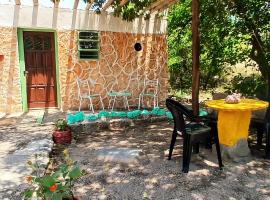 Cabaña La Casona de los Paredones, Hotel in Charbonier