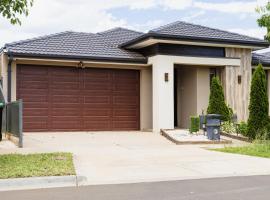 Modern 4BR Home Spacious & Family Friendly, Hotel in Melton South