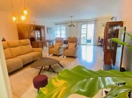 ''Georgio'' Grand appartement traversant avec vue canal et parking