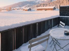 Ferienwohnung mit Balkon nahe Interlaken & Adelboden, hotel in Frutigen