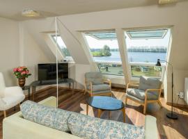 Attic Apartment Forelle With Panoramic River Views, hotel en Süderstapel
