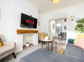 Luxury Spacious Home - Parking - Garden - Sleeps 8