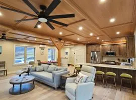 Powder Run - Modern 3BR Basecamp with Hot Tub, AC, EV Charger & Flat Parking