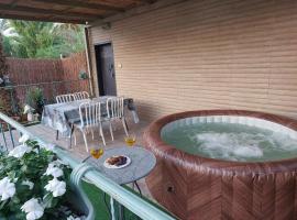 אצלנו בחצר - צימר למשפחות ולזוגות בדרום ים המלח, cabană din Neʼot HaKikar