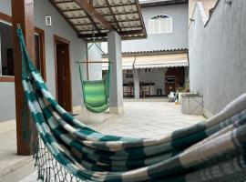 Casa 3 quartos a uma quadra do mar em Jacaraípe, hotel u gradu Serra