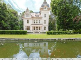 Renovated villa with jacuzzi at Genk, hotel v destinaci Genk