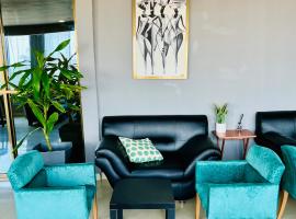 Tris Estates Hotel & Suites, hotel v destinaci Dwarzohn