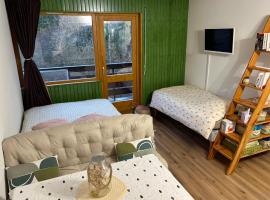 Studio près du lac، فندق في ماليبونسون