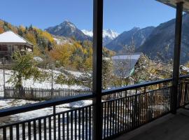 Cozy Forest House Room Khaishi, Svaneti, hotel in Tsitskhvari