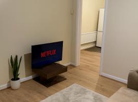 3-Bed Home, Free Parking, Smart TV,Family & Business Ready，位于斯劳的酒店