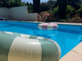 Petit mas familial ardéchois, hotel v destinaci Les Vans