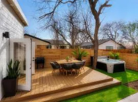 Sunflower House - Luxe Retreat with Sauna & Hot Tub