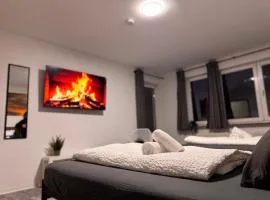 STN Kocherwald Suite - Ferienwohnung mit 4 Schlafzimmer, 8 Big Beds, Parkplatz & Balkon, Highspeed WLAN, Netflix Premium, Zentral zu Audi & Schwarz Gruppe
