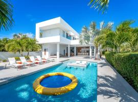 White Villas - Beachside Villa with Pool and Resort Amenities - v1, hotel a Long Bay Hills