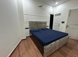 MyStayCompany- 2BHK with pool, BBQ & terrace vibes, ξενοδοχείο σε Karnal