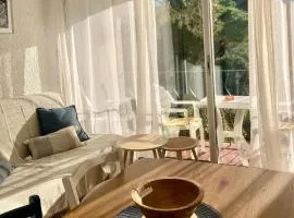 Idyllique ! Terrasse vue jardin et montagne, parking, local à vélos, à 2 pas de la plage et piscine de mai à septembre !