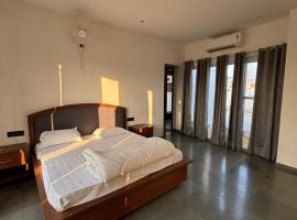 2 BHK Farmhouse Near Chandigarh & Mohali, hotel in Banūr