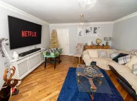 5 Bed Farmhouse with Free Parking & Gym