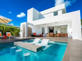 Oceanside 2 Bedroom Luxury Villa with Private Pool, 500ft from Long Bay Beach -V3, ξενοδοχείο σε Providenciales
