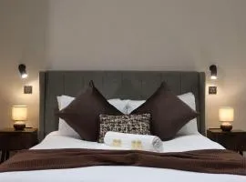 Leeds City Centre Apartment - Town Hall Clock Views - Sleeps 3 - Walk to Station