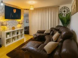 Modern 2 Bed Apartment with Free Parking