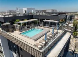 Stylish City Escape Walk to Shops Dine & Explore