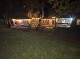 Gold Country Serenity!, hotel sa Grass Valley