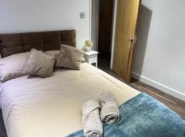 Spacious 3 Bed House with Garden & Free Parking, hotel din Welling