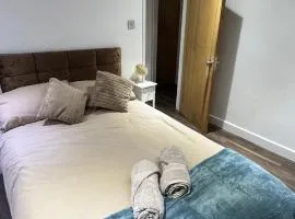 Spacious 3 Bed House with Garden & Free Parking