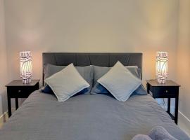 Brand-new flat, King Bed, Sofa Bed with full kitchen, Wi-Fi, self check-in Central location near everything, ξενοδοχείο σε Farnborough