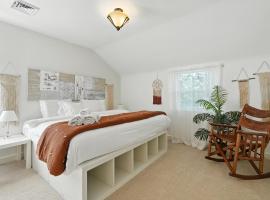 Group Stay Near DC 2BR w Yard on Arlington Blvd, hotel i Arlington