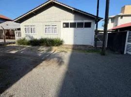 Casa Rustica Praia House, com mesa de Sinuca, 100metros do