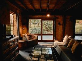 Maple Lodge - up to 50 percent off SALE for Jan stays, hotel em Robertson