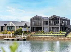 Luxury Beach Retreat - Mountain Views & Boat Jetty