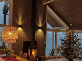 Holiday cabins with unmatched lake view in Jølster, ξενοδοχείο σε Skei 