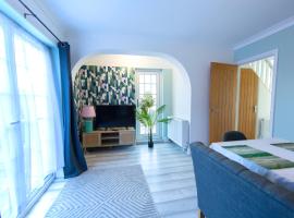 Bright & Airy 4x Bed House with Parking，位于伊利的酒店