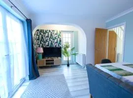 Bright & Airy 4x Bed House with Parking