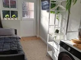 Willow Studio - a self-contained studio w parking