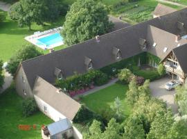 Charming Chalet with Swimming Pool in Quend, cabin in Quend