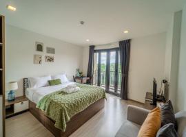 1BR Designer Mountain View Condo - Central Phuket, hotel di Bandar Phuket