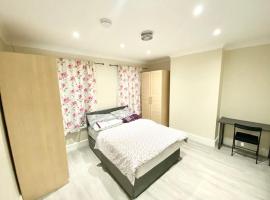 Modern 4-Bed Home Near Hospital & Station，位于吉林汉姆的酒店