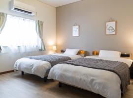 勝山駅徒歩1分 恐竜博物館車5分スキージャム15分 BBQ可能 シアタールーム Kidsルーム完備 駅前好立地, hotel a Katsuyama