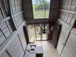 CARROLINE homestay ricefield, hotel in Kapal