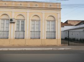 Casa familiar, hotel in São Gabriel