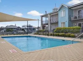 Serene 2-Bed Apartment by the Canal