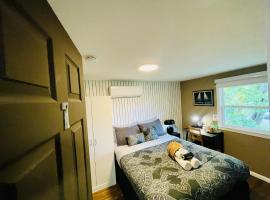 Cozy Small Room - Queen bed - Free Parking in Charlottetown, hotel v destinaci Charlottetown