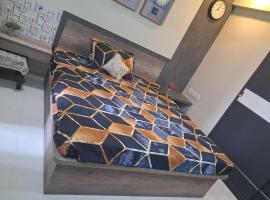 Private master bed room, hotel in Thane